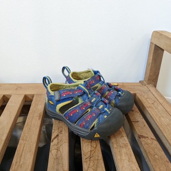 Keen Newport H2 Sandals Car Surf Board Print Blue Red Yellow Hiking Sandals - Picture 1 of 9